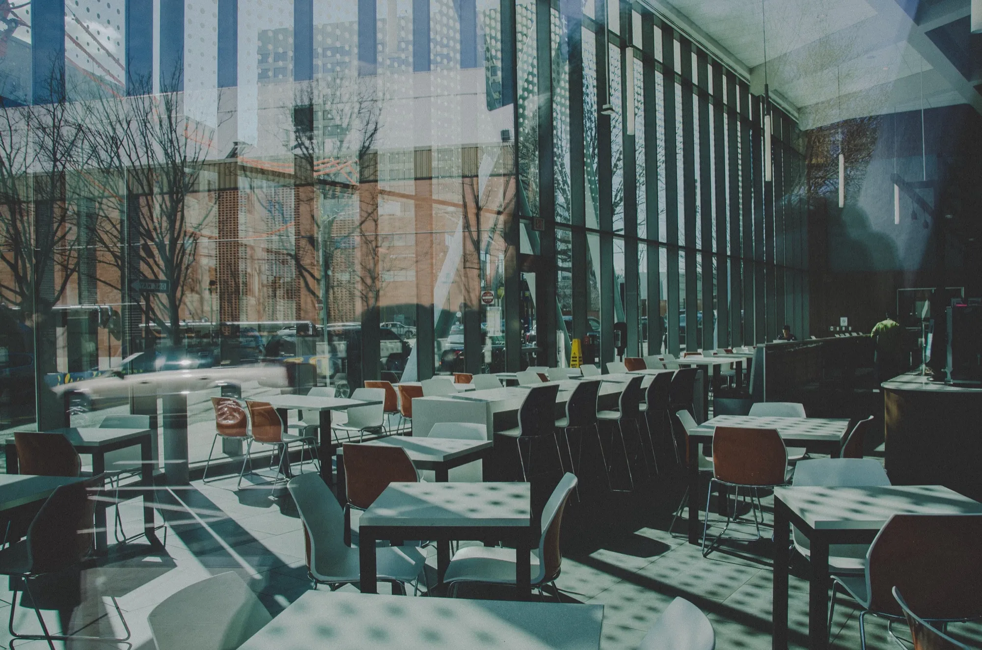Sala de un restaurante urbano vista a través del cristal